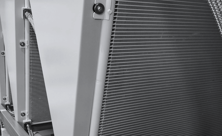 Chiller with microchannel condenser coils